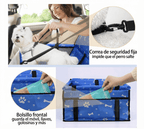 "Asiento de coche para mascotas de Mimos y Pelos: muestra en detalle la correa de seguridad ajustable para evitar que el perro salte y el práctico bolsillo frontal para guardar accesorios como el móvil, llaves o golosinas."