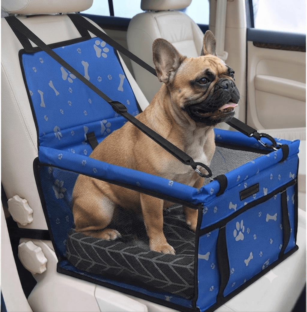 "Asiento de coche seguro para perros pequeños de Mimos y Pelos. Transportín de viaje azul con estampado de huellas, diseñado para proteger y dar comodidad a tu mascota durante los trayectos en auto."