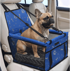 "Asiento de coche seguro para perros pequeños de Mimos y Pelos. Transportín de viaje azul con estampado de huellas, diseñado para proteger y dar comodidad a tu mascota durante los trayectos en auto."