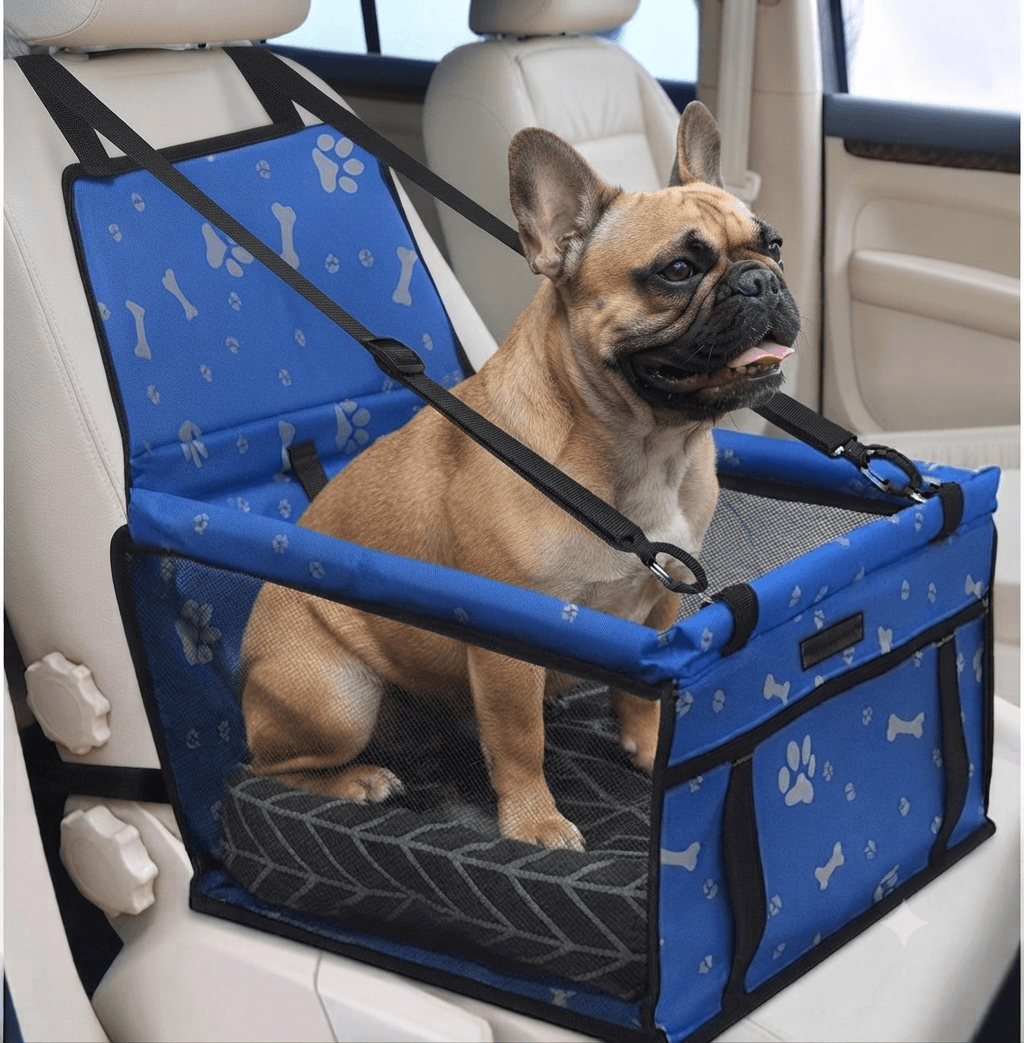 "Asiento de coche seguro para perros pequeños de Mimos y Pelos. Transportín de viaje azul con estampado de huellas, diseñado para proteger y dar comodidad a tu mascota durante los trayectos en auto."