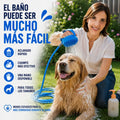 Cepillo de ducha con manguera para perros de Mimos y Pelos facilitando el baño de un golden retriever al aire libre.
